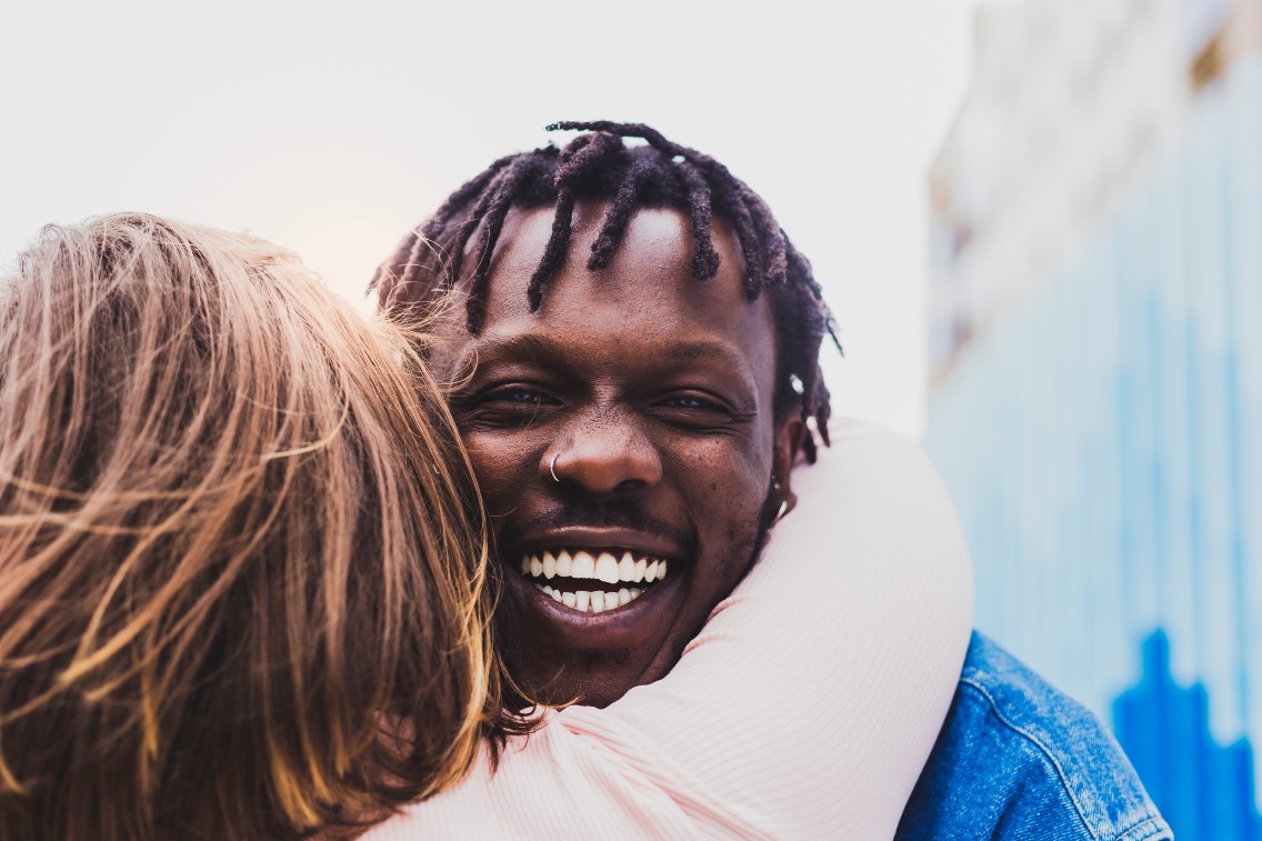 Vrouw-omhelst-blije-man-zorgverlener